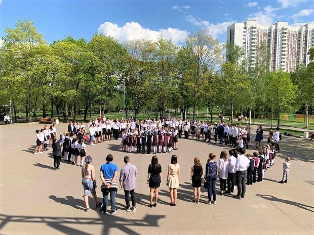 Ребята из школ Южного округа споют «День Победы» онлайн