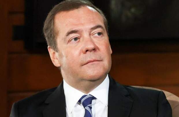 «Отступать некуда, позади Москва»: Медведев «наехал» на Путина