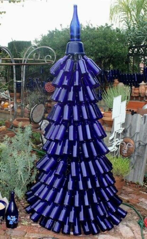 Синие бутылки в интерьере сада