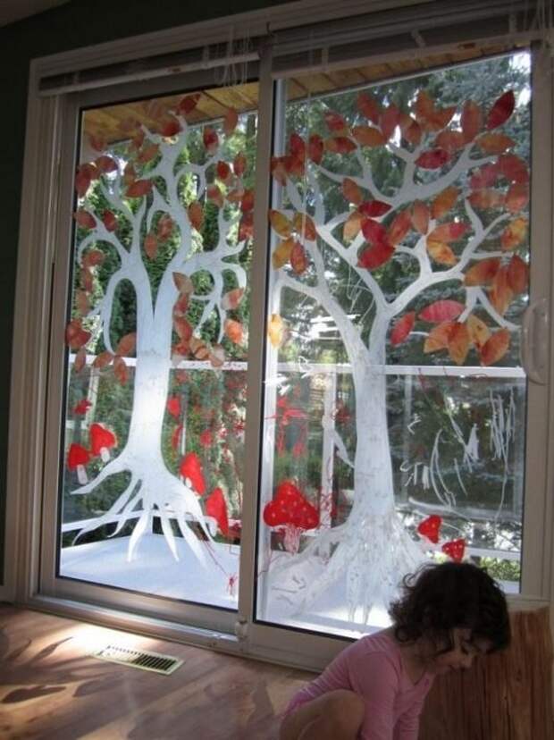 Осеннюю обстановку возможно создать благодаря просто отличной росписи стекл, что понравится и создаст интересную обстановку.