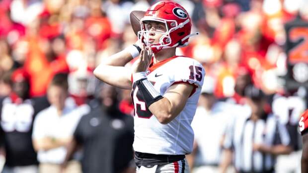 Carson Beck throws a pass at the UGA spring game.