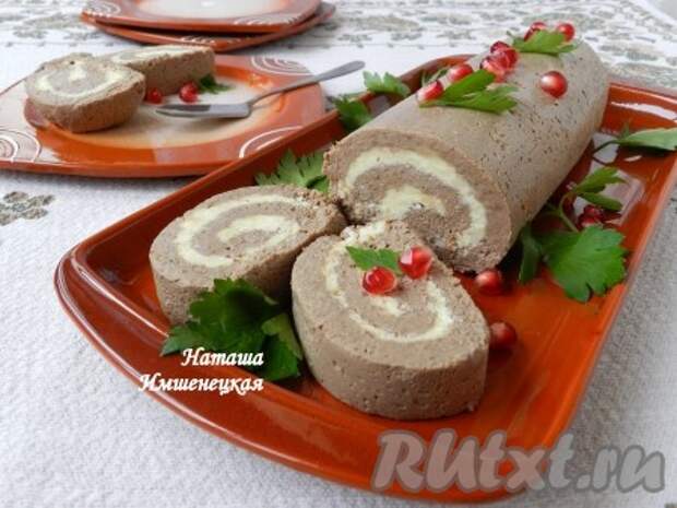 Вкусный и нежный рулет из куриной печени готов.