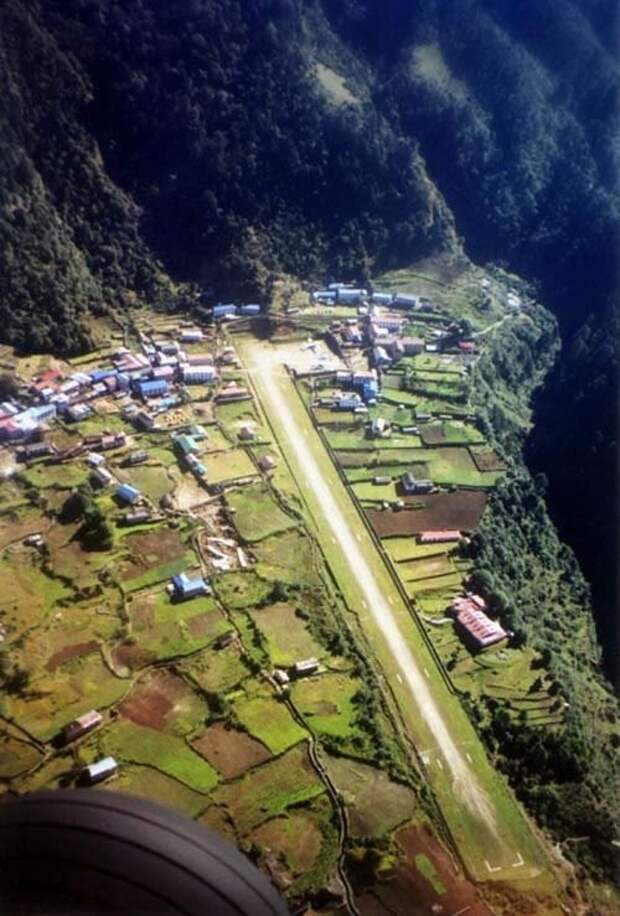 7. В Непале находится одна из самых сложных полос аэропорт, захватывает дух, красиво, необычные взлетно-посадочные полосы, самолет, самые страшные аэропорты мира, фото