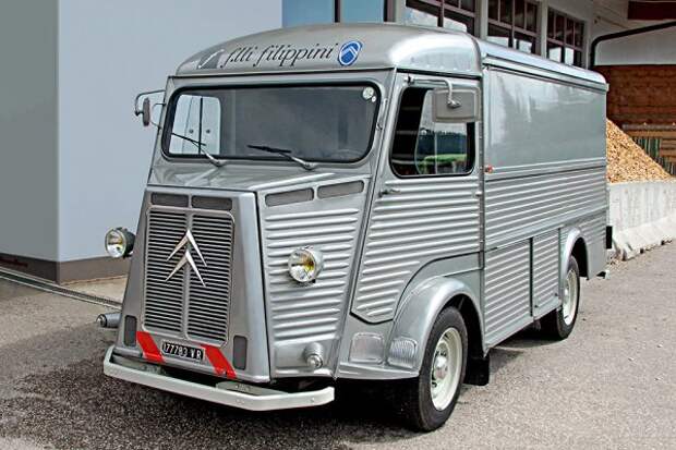 В истории мы помним несколько культовых фургонов, и один из них - Citroen Type H. Родился в послевоенной Франции и быстро всем полюбился.  Очаровательная машина появилась на рынке в 1947 году и производилась до 1981 года, за это время было произведено почти 500 000 единиц. 