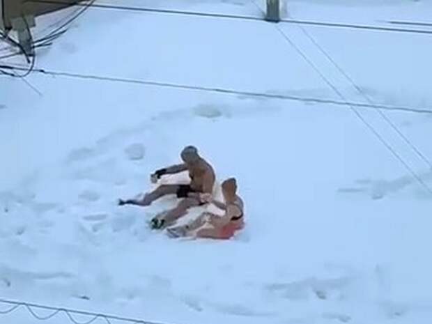 Мужчину и женщину в купальнике заметили на заснеженной крыше дома в Рязани