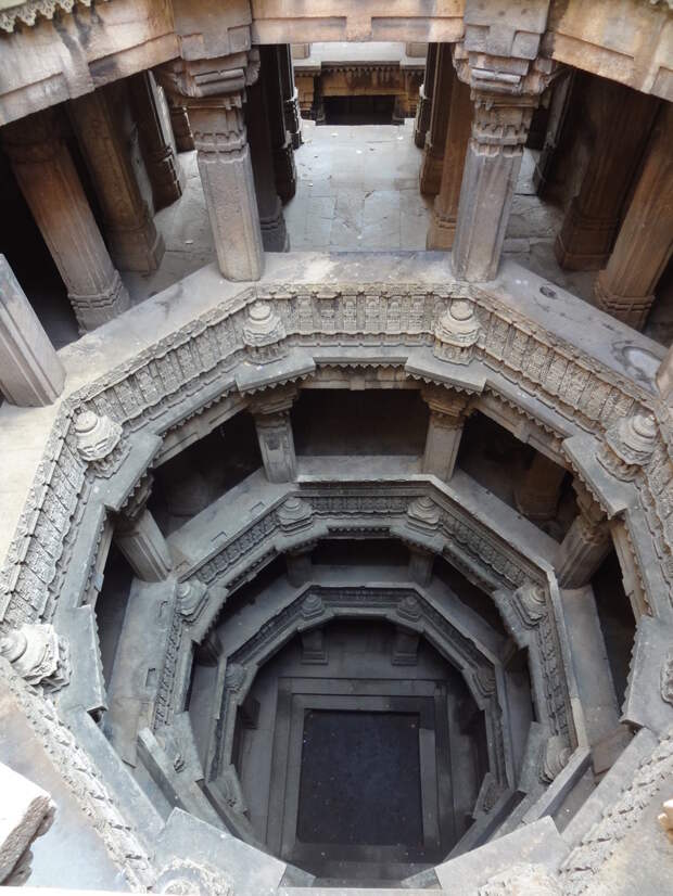 Странные лестницы Индии, уходящие под землю: зачем их строили по всей стране