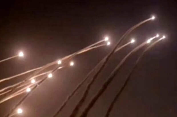 Появились кадры применения Ираном катера-камикадзе против танкера США