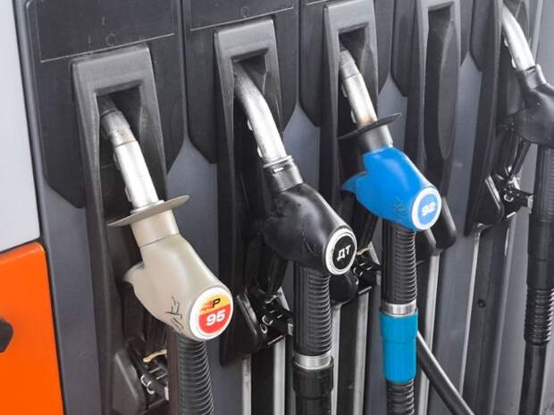 Новак: экспорт бензина нефтяным компаниям разрешили во избежание затоваривания