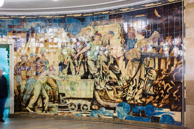 Майоликовое панно «Метростроевцы» в переходе станции метро «Комсомольская»