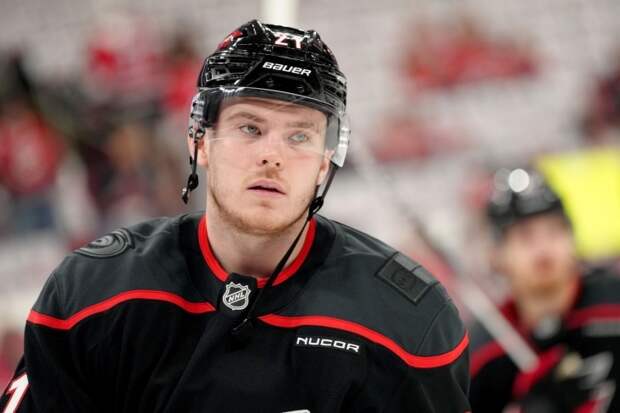 «Здесь всё по‑другому»: защитник «Каролины» Александр Никишин — об отличиях НХЛ и КХЛ