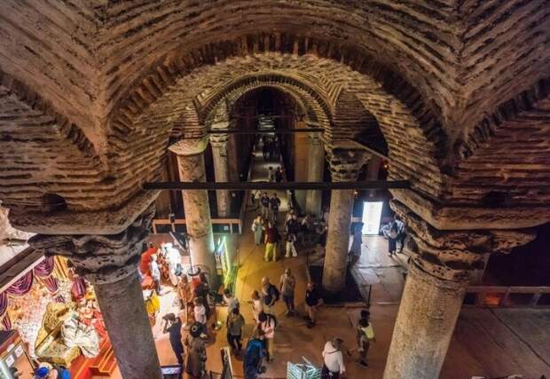 Преодолев 52 ступени, посетители попадают в подземный дворец, который служил обычным водохранилищем (Basilica Cistern, Стамбул). | Фото: vladimirdar.livejournal.com.