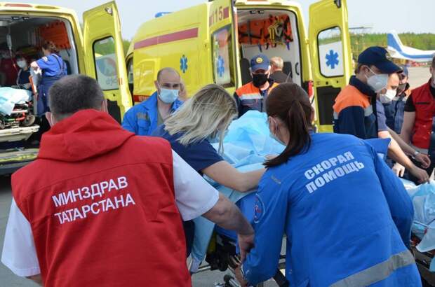 Борт МЧС с девятью пострадавшими при стрельбе в Казани вылетел в Москву