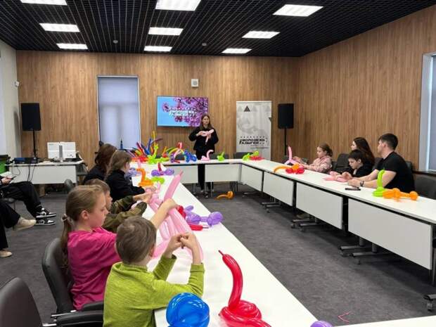 Фонд "Защитники Отечества" по Адыгее организовал для детей участников СВО творческий мастер-класс