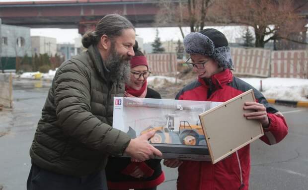 Помимо экскурсий, Тимур получил в подарок модель бульдозера. Фото: Андрей Дмытрив