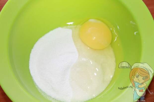 добавляем яйцо