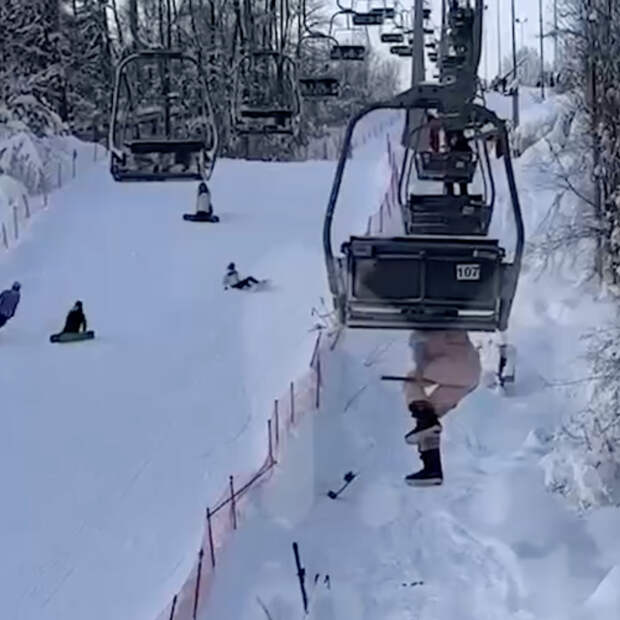 Застрявшим на подъемнике россиянам пришлось прыгать в сугробы