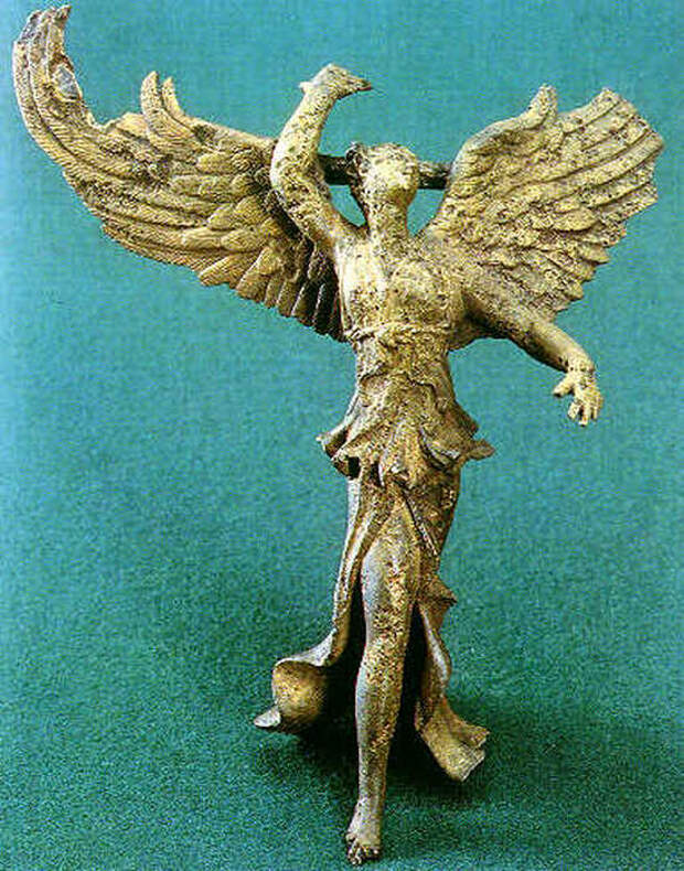 Статуя богини Ники была найдена на острове Самофраки на территории святилища кабиров.