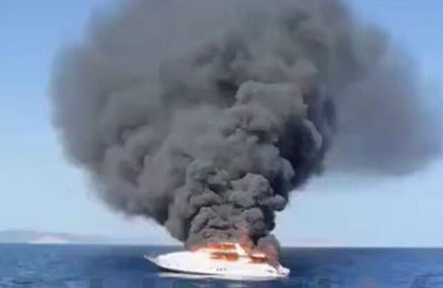 Пожар на люксовой яхте попал на видео