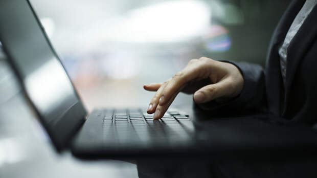 Юрист: работодатель не имеет право ограничивать число сотрудников на больничном