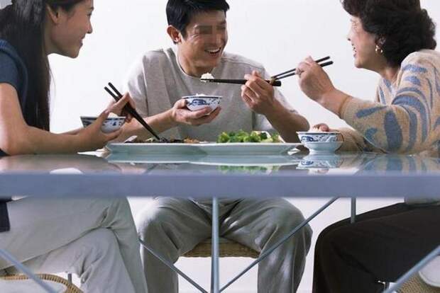 Свекровь, за которой ухаживала девушка, оставила ей только глиняную вазу. Силу любви свекрови невестка оценила через 5 лет, когда случайно ее разбила