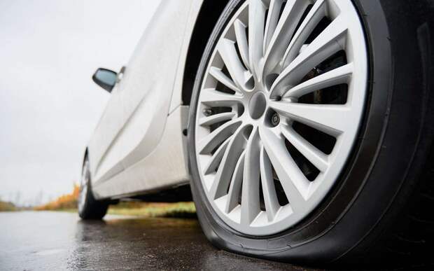 Прокола нет, а шина спускает — в чем причина и что делать?