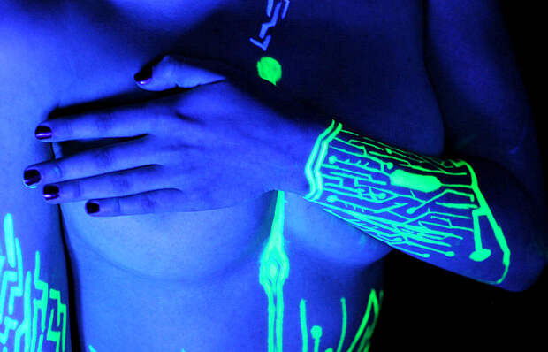 Фантастические флуоресцентные татуировки.