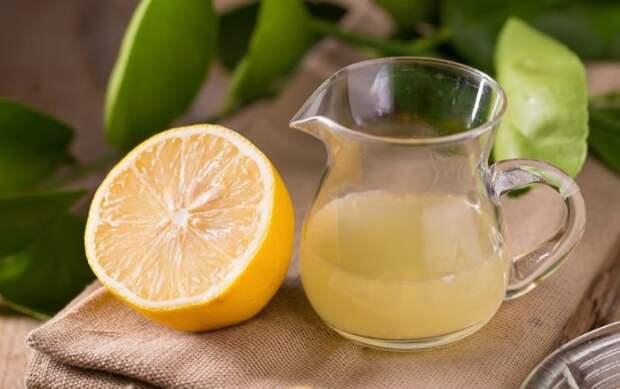 Кислоты лимонного сока обладают отбеливающими свойствами / Фото: bravo-girl.ru