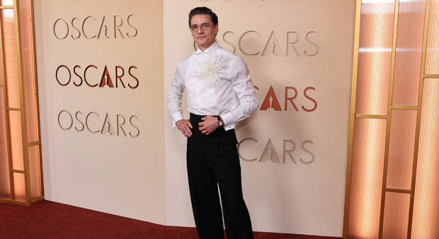 Актер Педро Паскаль появился на «Оскаре» без усов