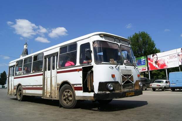 677 отправляется с Соборной площади в свой очередной рейс автобус, лиаз, общественный транспорт