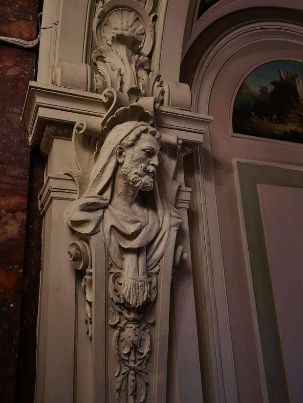 Фото: Парадная гостья. Горельеф Николая Кельха