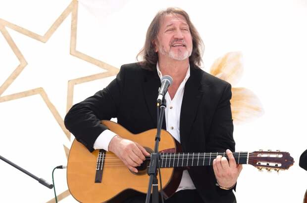 «Как здорово»: история песни, которую студент написал на скучной лекции, а она стала гимном бардов