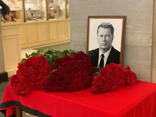 Воинские почести и толпы поклонников: как прошло прощание с Владимиром Жириновским на Новодевичьем