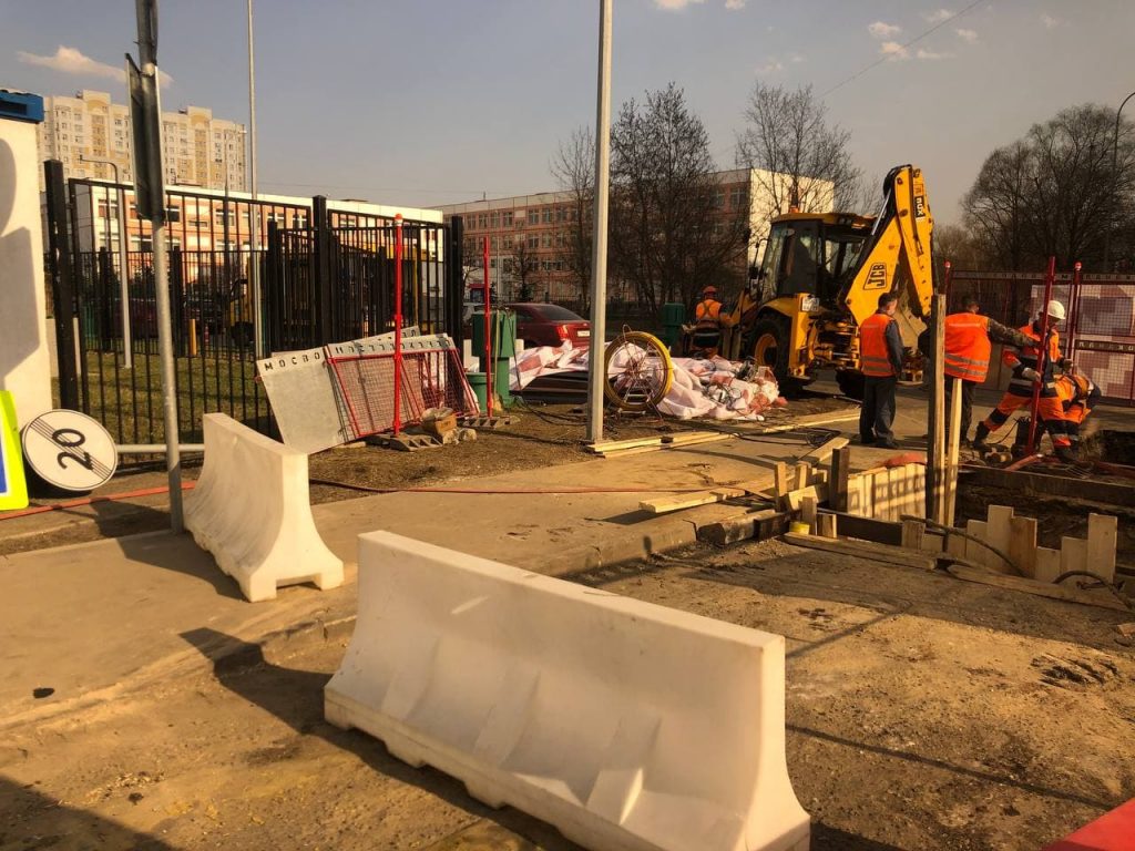 Между школой и спорткомплексом в Северном Мосводоканал перекрыл часть дороги