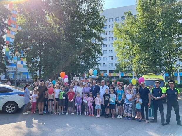 Александр Беглов поздравил маленьких пациентов Первой городской детской больницы