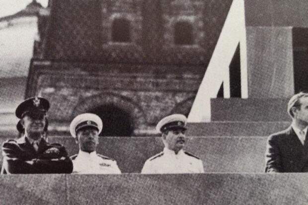 Сталин и Эйзенхауэр на вершине мавзолея