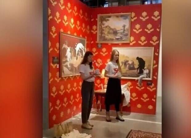 Теперь и в России: Активистки из Санкт-Петербурга облили кремом картину Бэнкси