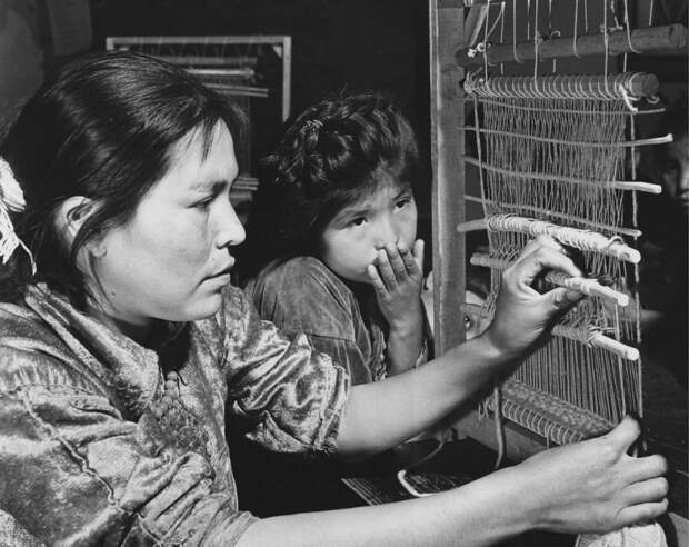 Девочка Навахо наблюдает за тем как её мать плетёт. Горы Навахо, Юта, 1948 индейцы, история, навахо, фотография