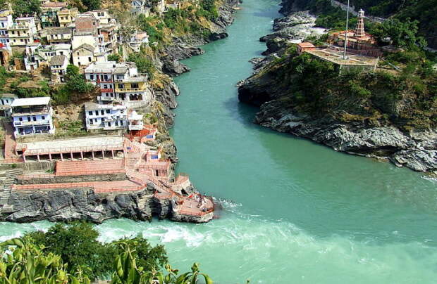 Слияние рек Бхагиратхи и Алакнанда в Девпраяг, образовали Ганг. \ Фото: rajputnidhi.blogspot.com.