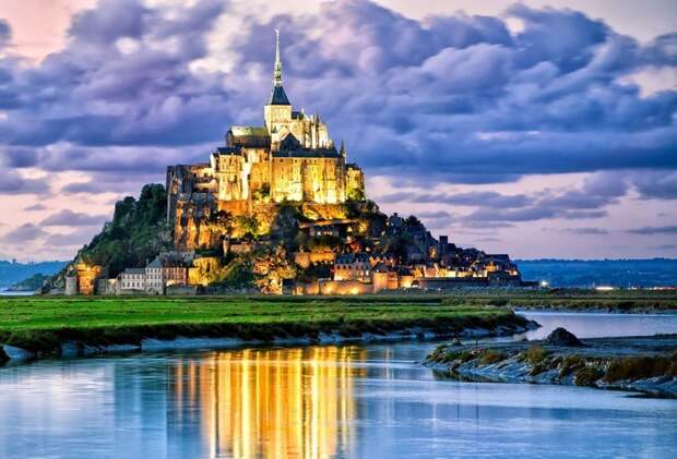 Мон-Сен-Мишель — небольшой скалистый остров, превращённый в остров-крепость, на северо-западном побережье Франции интересное, крепости, мир, путешествия, укрытия, факты