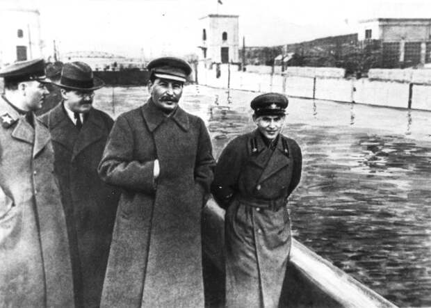 Иосиф Сталин (в центре) и Николай Ежов (справа). Фото: wikipedia.org
