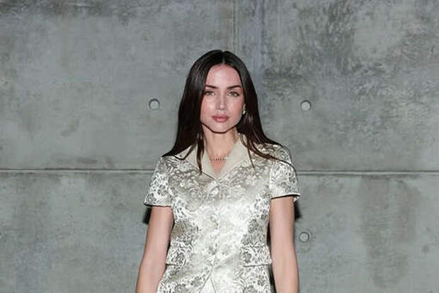 Актриса Ана де Армас в мини-юбке и блузе вышла на публику