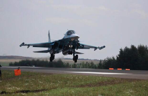 Су-34 и Ан-26 отработали посадку на строящейся магистрали в Татарстане
