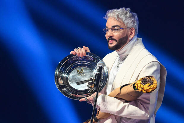 Mash: певец Филипп Киркоров закурил в барнаульском аэропорту