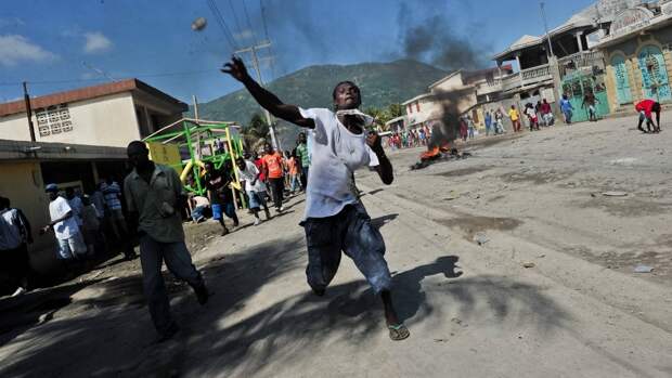 Вооруженные столкновения в столице Гаити унесли жизни 10 человек, тысячи стали беженцами