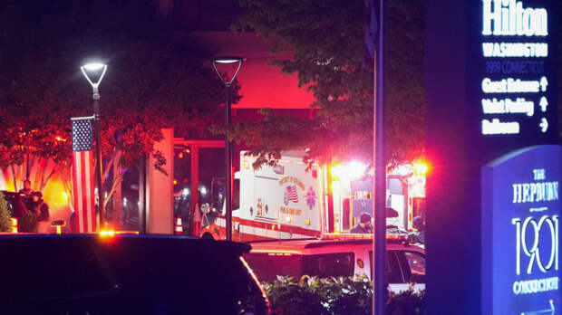 Полицейское оцепление и агенты ФБР: кадры с места стрельбы на приеме с Трампом