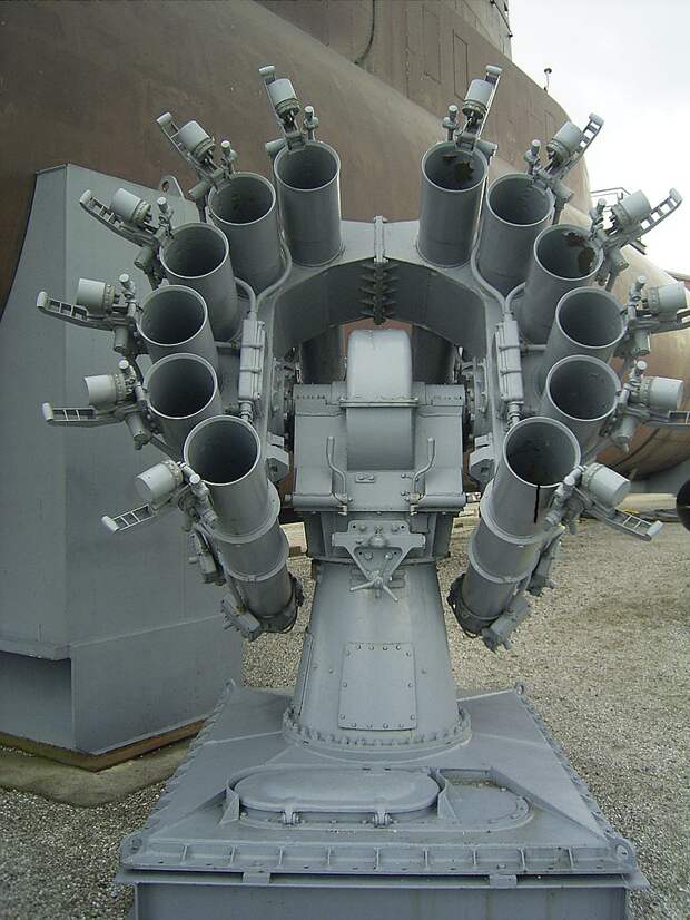 На фото: советская морская реактивная бомбометная установка РБУ-6000 «Смерч-2». Источник фото: https://ru.wikipedia.org/wiki/%D0%A0%D0%91%D0%A3-6000#/media/%D0%A4%D0%B0%D0%B9%D0%BB:RBU_6000.JPG