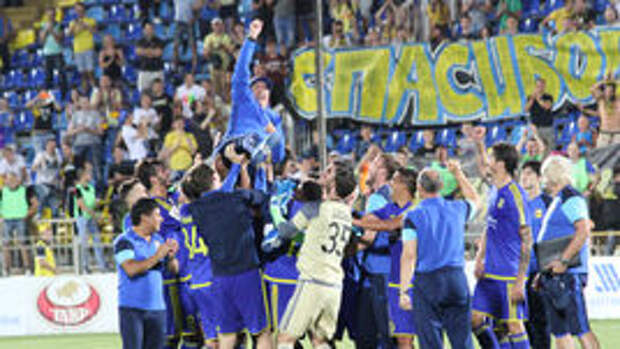 Воскресенье. Ростов-на-Дону. "Ростов" - "Урал" - 0:0. Игроки качают Курбана БЕРДЫЕВА.