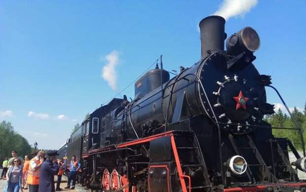 В горный парк "Рускеала" пустили ретро-поезд на паровозной тяге: Фото