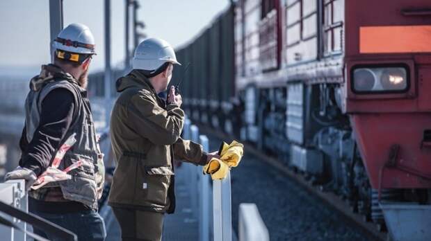 В Киеве пообещали отреагировать на запуск поездов по Крымскому мосту В Киеве пообещали отреагировать на запуск поездов по Крымскому мосту