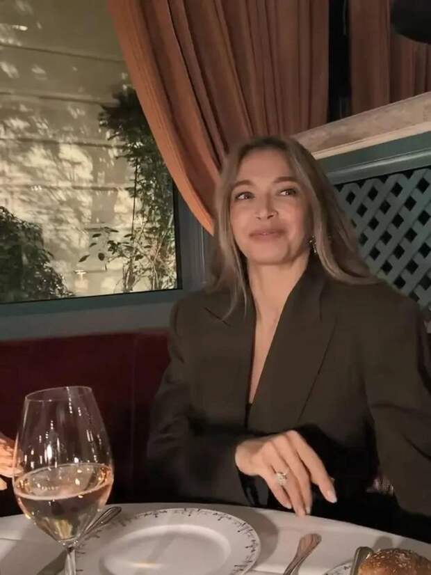 Вера Брежнева спровоцировала слухи о помолвке: фото